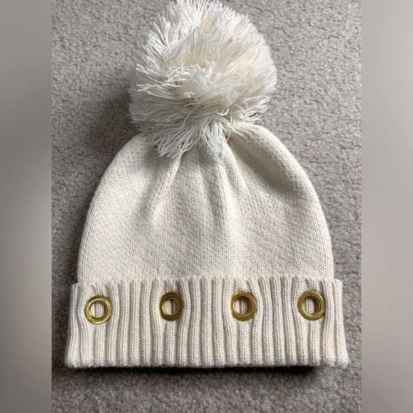 Steve Madden Pom Pom Beanie Hat Women Creme Color Gold Tone Grommets - Picture 1 of 3